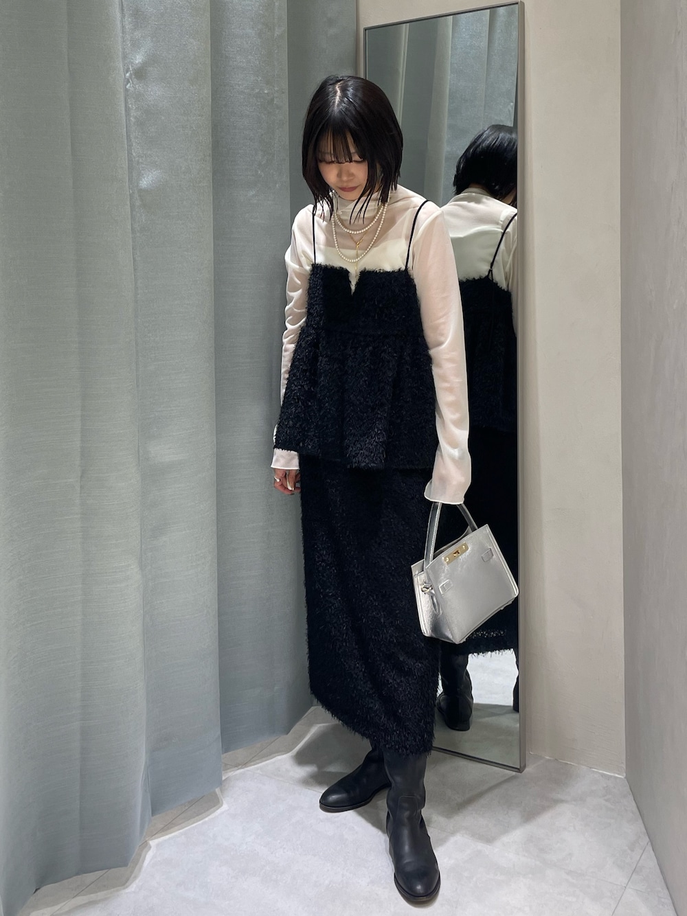 ブラック系のスカート、シルバー系のショルダーバッグ、ブラック系のキャミソールを着用したレディースの秋コーディネートの1枚目の写真