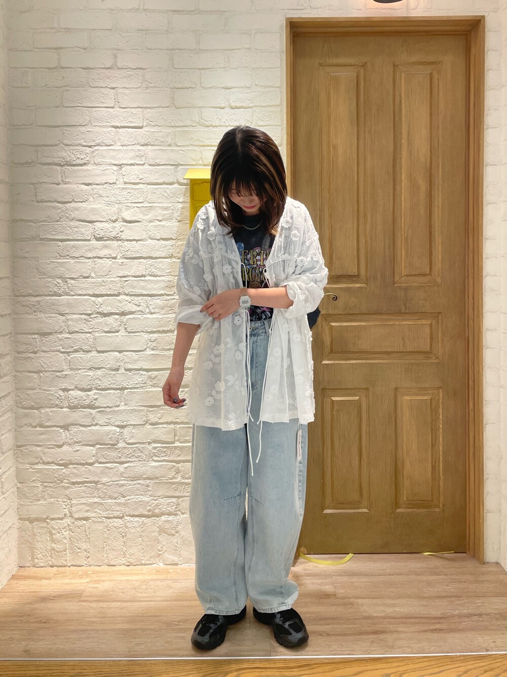 ホワイト系のシャツ/ブラウス、グレー系のTシャツ/カットソー、ブルー系のデニムパンツを着用したレディースの夏コーディネートの1枚目の写真