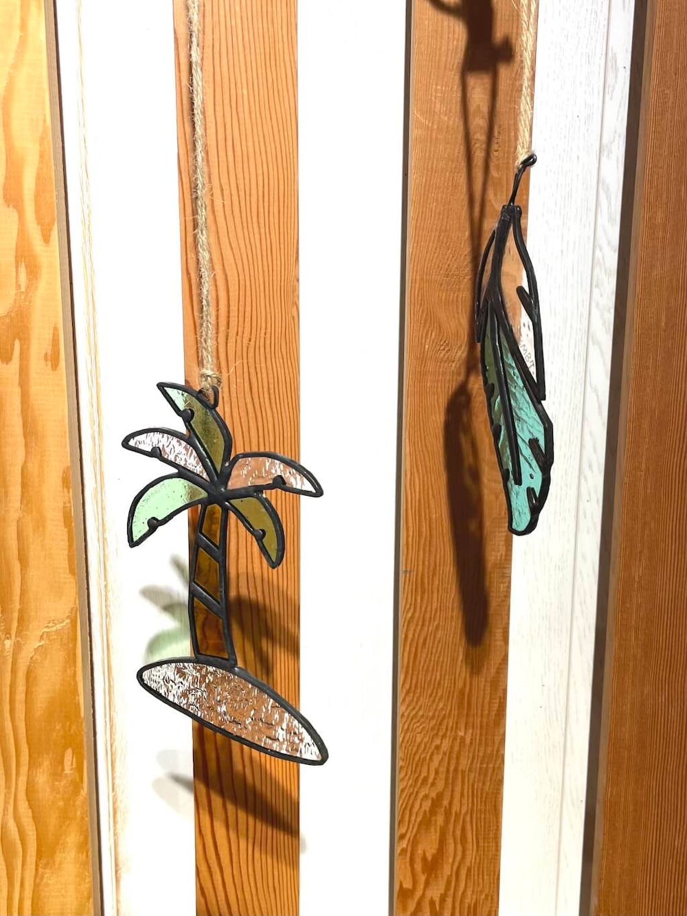 ブルー系のインテリア雑貨、グリーン系のインテリア雑貨を着用したレディースの夏コーディネートの1枚目の写真