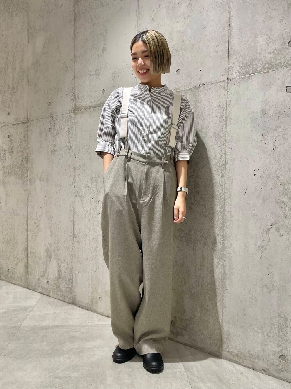 ベージュ系のその他パンツ、ベージュ系のシャツ/ブラウス、ブラック系のレインシューズを着用したレディースの夏コーディネートの1枚目の写真