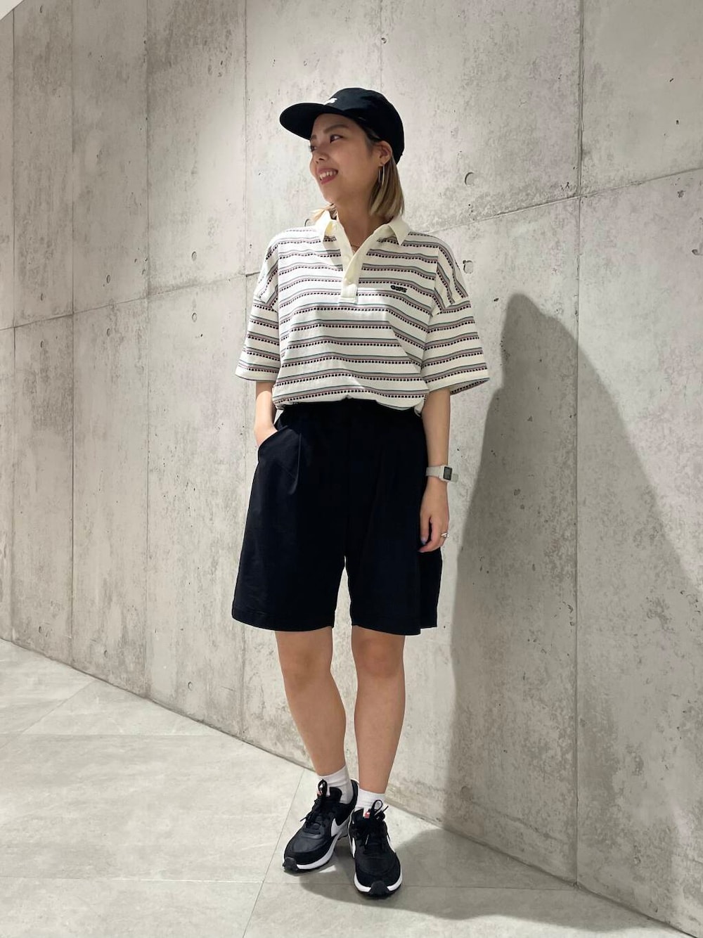 ブラック系のスニーカー、ブラック系のその他パンツ、ホワイト系のTシャツ/カットソーを着用したレディースの春コーディネートの1枚目の写真