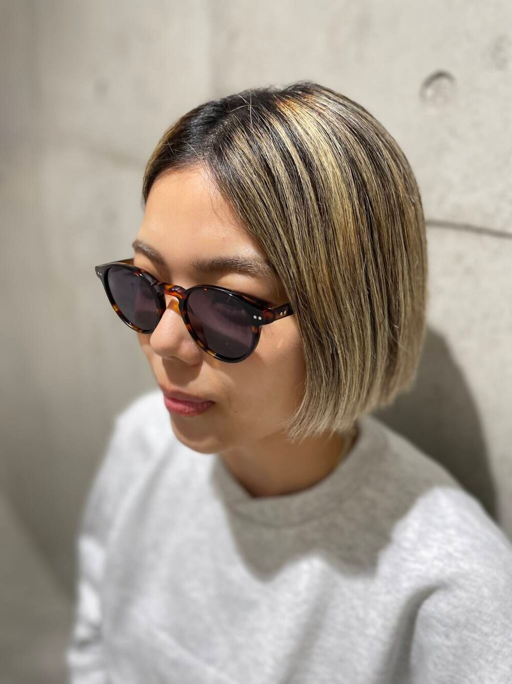 グレー系のTシャツ/カットソー、その他のメガネを着用したレディースの夏コーディネートの1枚目の写真