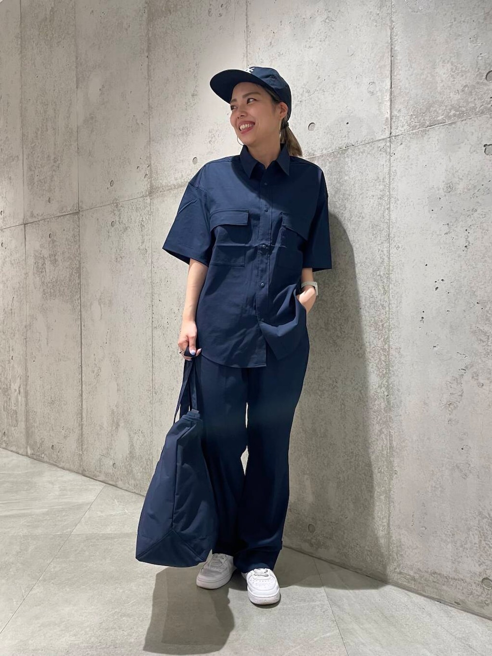 ブルー系のトートバッグ、ブルー系のシャツ/ブラウス、ブルー系のその他パンツを着用したレディースの春コーディネートの1枚目の写真