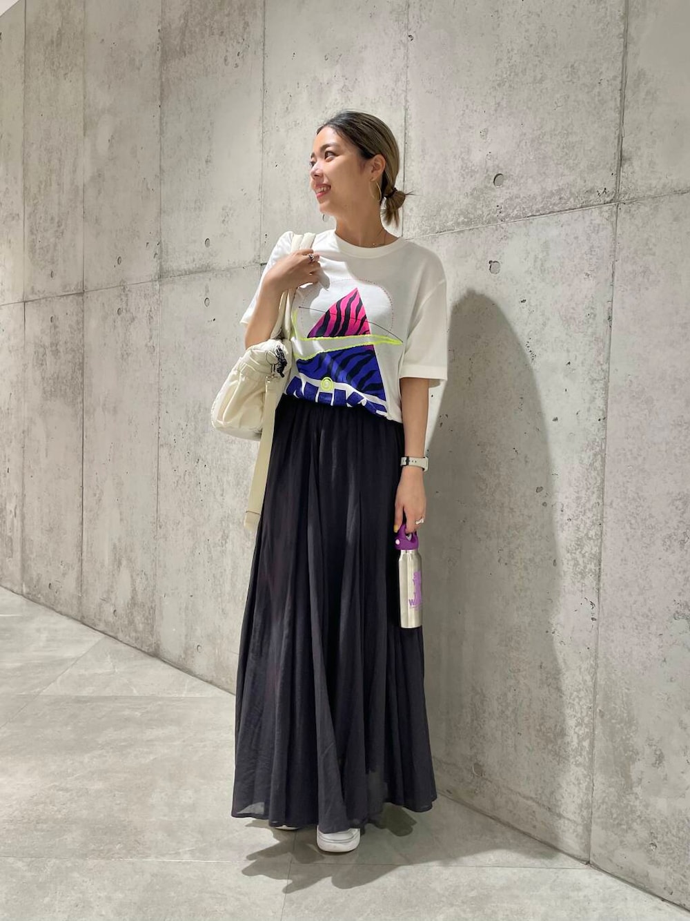 ホワイト系のボストンバッグ、ブラック系のスカート、ホワイト系のTシャツ/カットソーを着用したレディースの夏コーディネートの1枚目の写真