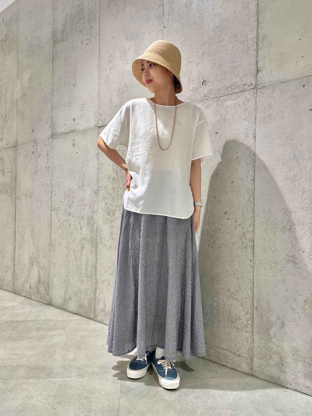 グレー系のスニーカー、イエロー系のタンクトップ、ホワイト系のシャツ/ブラウスを着用したレディースの夏コーディネートの1枚目の写真