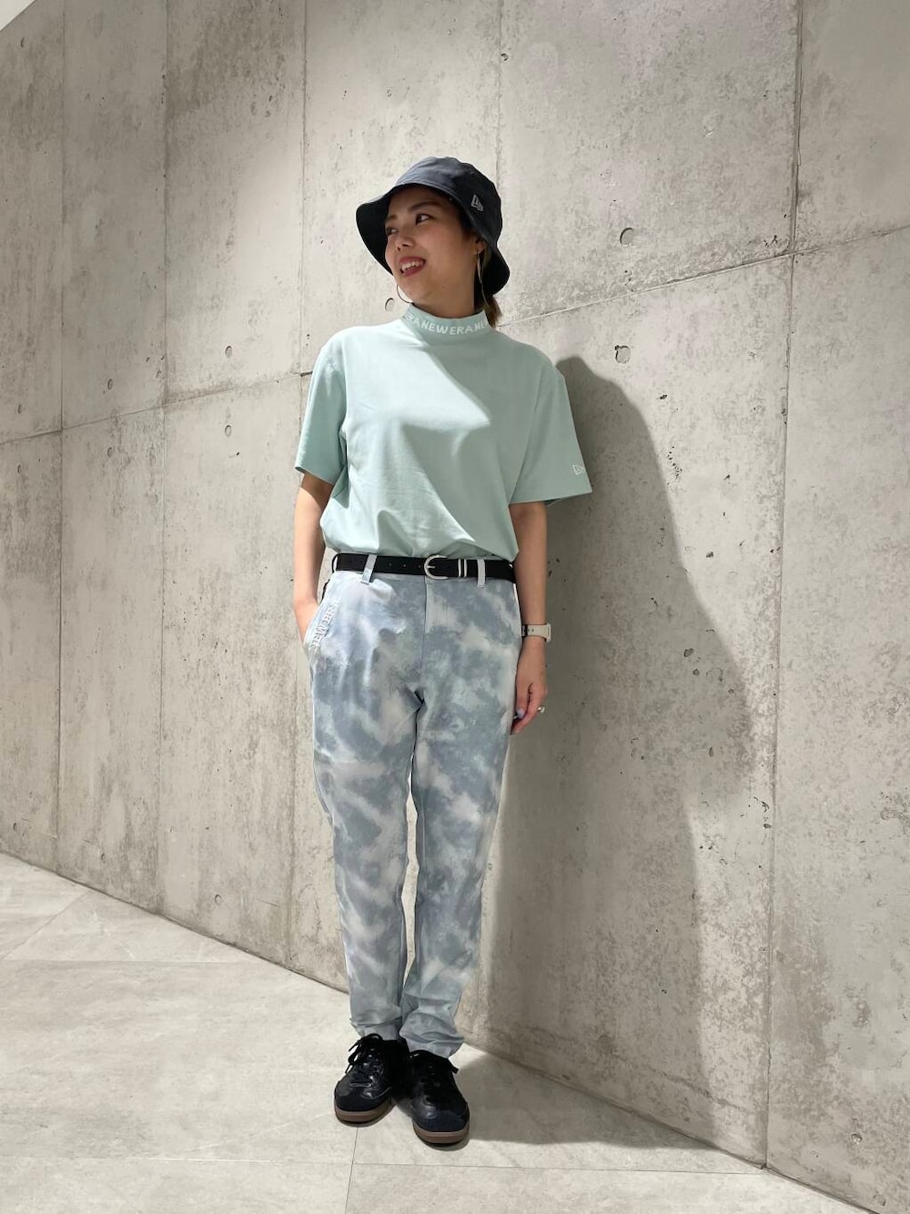 ブルー系のTシャツ/カットソー、その他のその他パンツ、グレー系のハットを着用したレディースの春コーディネートの1枚目の写真
