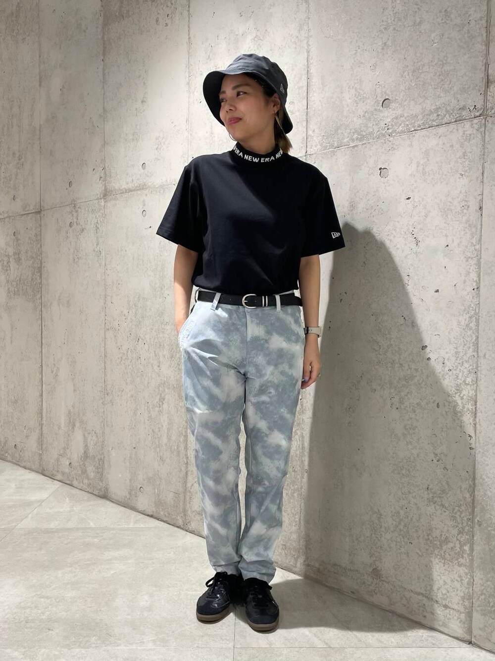 ブラック系のTシャツ/カットソー、その他のその他パンツ、グレー系のハットを着用したレディースの春コーディネートの1枚目の写真