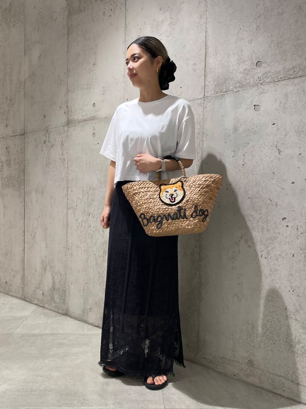 その他のかごバッグ、ホワイト系のTシャツ/カットソー、グレー系のスカートを着用したレディースの夏コーディネートの1枚目の写真