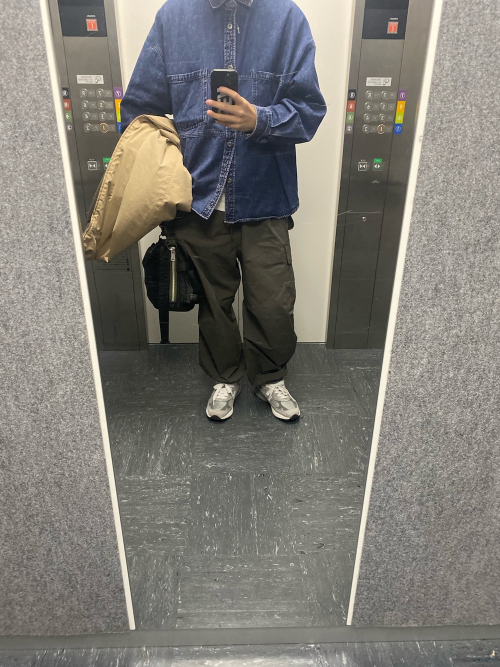 「デニムシャツ、タケオキクチ、ニューバランス993、993、New Balance」｜「tk.TAKEO KIKUCHIのアイテム（シャツ/ブラウス、ブルー系）」を使った、yukitoharukunさん（メンズ・175cm）の冬コーディネートの1枚目の写真