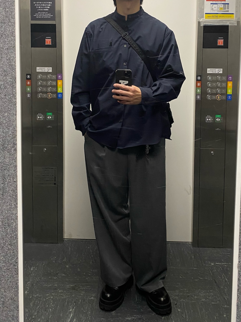 「ワイドパンツ、シャツスタイル、スラックス、無地」｜「UNITED ARROWSのアイテム（シャツ/ブラウス、ブルー系）」を使った、yukitoharukunさん（メンズ・175cm）の春コーディネートの1枚目の写真