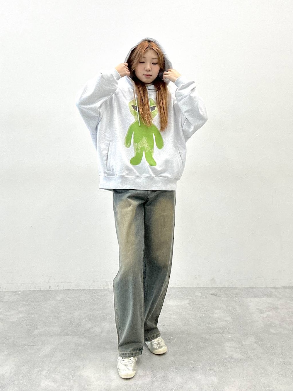 「韓国系、韓国ファッション」｜「HOODHOODの【UNISEX】HOODHOOD／Alien Hood（ウラケ）（パーカー、グレー系）」を使った、yumenoさん（レディース・168cm）の秋コーディネートの1枚目の写真