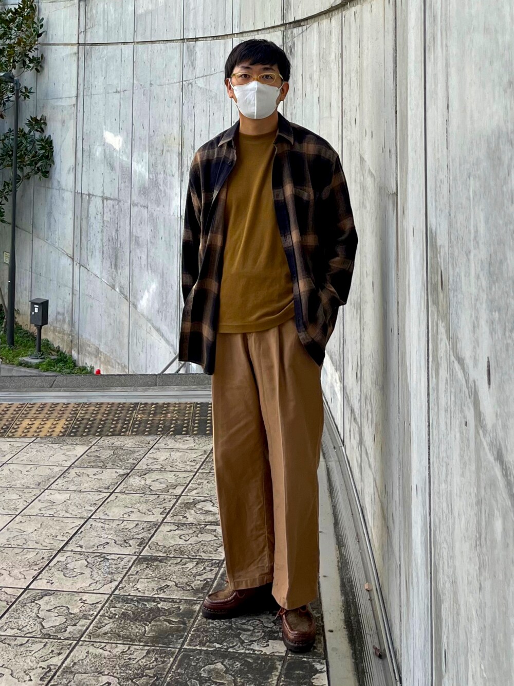「PR、johnscloset、UNIQLO、Paraboot、秋服まるっと大公開、秋コーデ、ベージュ、チェック、古着MIX、休日スタイル、ブラウン、ワイドパンツ、シンプルコーデ、お出かけコーデ、スラックス」｜「Naive magicの【a】ソフトコットンネルチェック オーバーサイズ シャツ 長袖（シャツ/ブラウス、ブラック系）」を使った、たまにさん（メンズ・172cm）の秋コーディネートの1枚目の写真