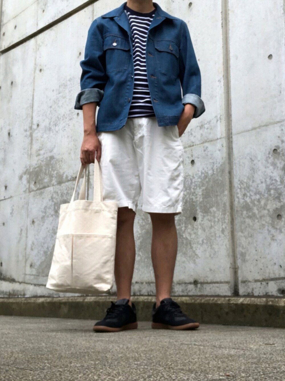 ベージュ系のトートバッグ、ブルー系のデニムジャケット、その他のTシャツ/カットソーを着用したメンズの夏コーディネートの1枚目の写真