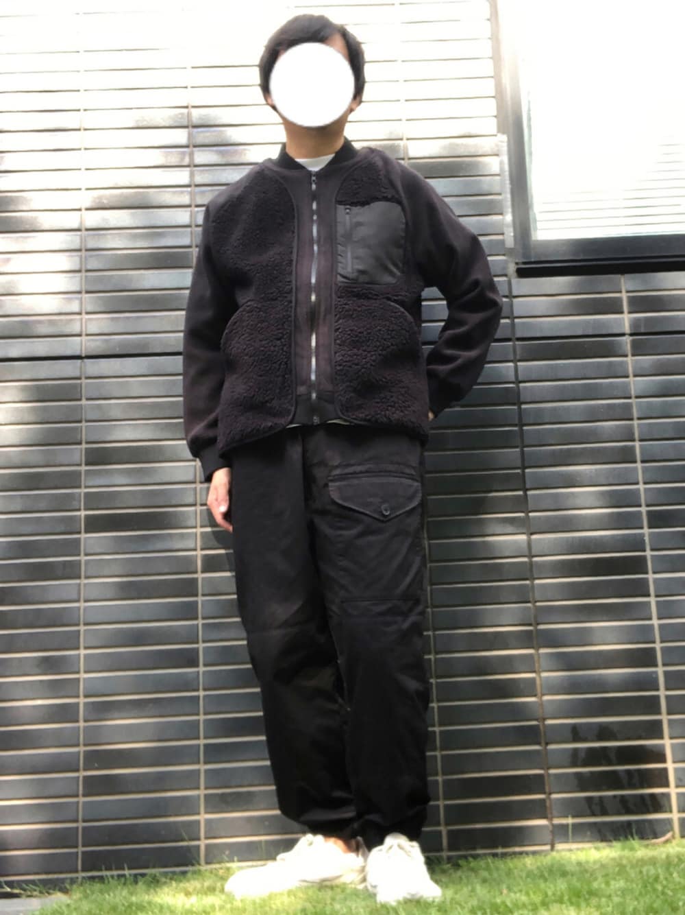 「ワントーンコーデ、UNIQLO、モノトーン、フリース、大人カジュアル、カーゴパンツ、休日スタイル、白スニーカー、プチプラ、きれいめカジュアル、シンプルコーデ、モノトーンコーデ、UNIQLO U、だから秋服が好き、unqloandwhitemountaineering」｜「UNIQLOのアイテム（ジャケット/アウター、ブラック系）」を使った、たまにさん（メンズ・172cm）の秋コーディネートの1枚目の写真