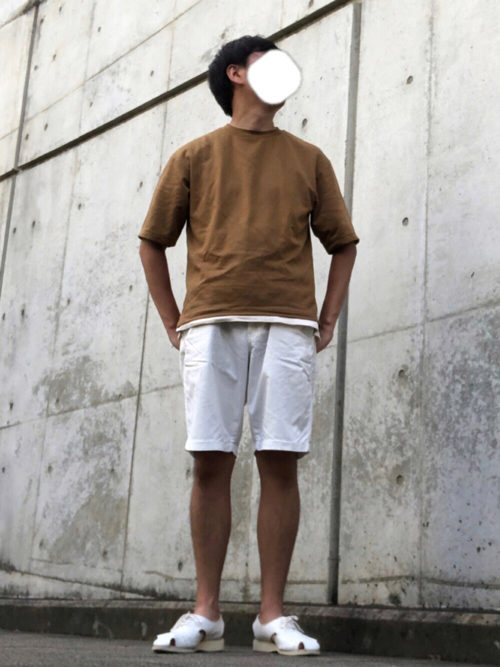 「シンプルコーデ、プチプラ、UNIQLO U、UNIQLO、ブラウン、休日コーデ、休日スタイル、秋トレンド2021、秋服準備はじめました、グルカサンダル、ハーフパンツ、ショートパンツ、チノパン、古着MIX、ワンマイルウェア」｜「UNIQLOのエアリズムコットンオーバーサイズTシャツ（5分袖）（Tシャツ/カットソー、オレンジ系）」を使った、たまにさん（メンズ・172cm）の夏コーディネートの1枚目の写真