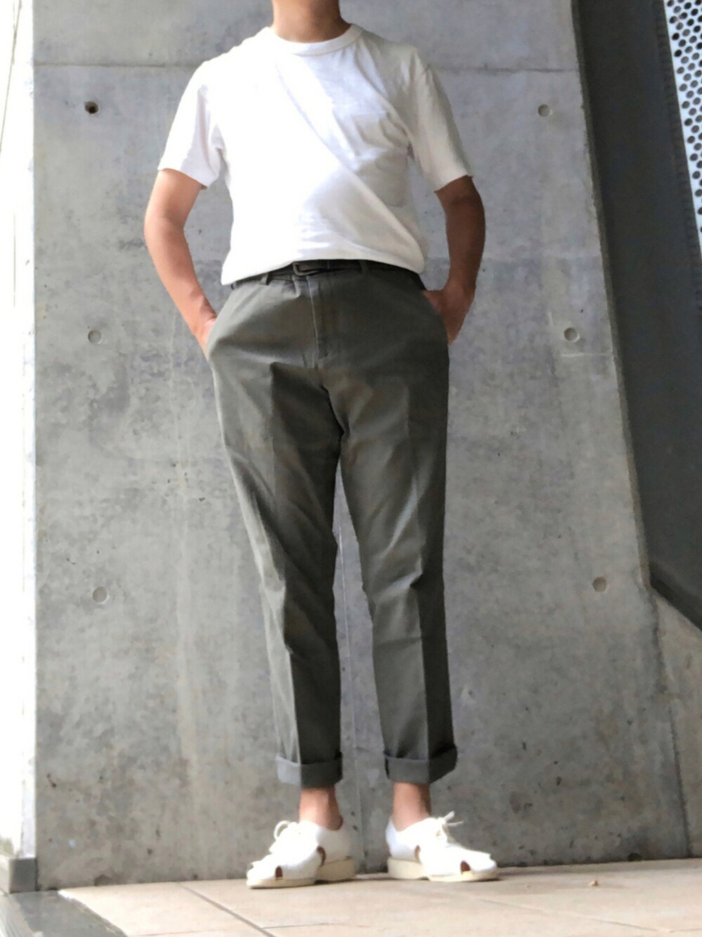 ホワイト系のTシャツ/カットソー、グリーン系のチノパンツ、ホワイト系のサンダルを着用したメンズの夏コーディネートの1枚目の写真