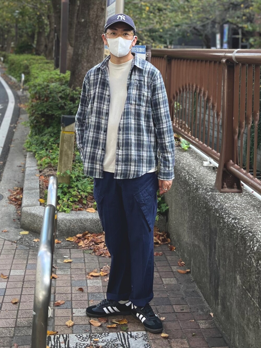 「秋服まるっと大公開、秋コーデ、チェック、joker、ジョーカー、全力で遊びを楽しむ男たち、PR、提供、カーゴパンツ、キャップ、シンプルコーデ、休日スタイル、スニーカー、WAIPER、adidas」｜「SOMEDIFFの【SOMEDIFF】ピグメント加工オンブレチェックネルシャツ メンズ ブロックチェック 長袖シャツ ビッグシルエット 秋服（シャツ/ブラウス、ブルー系）」を使った、たまにさん（メンズ・172cm）の秋コーディネートの1枚目の写真