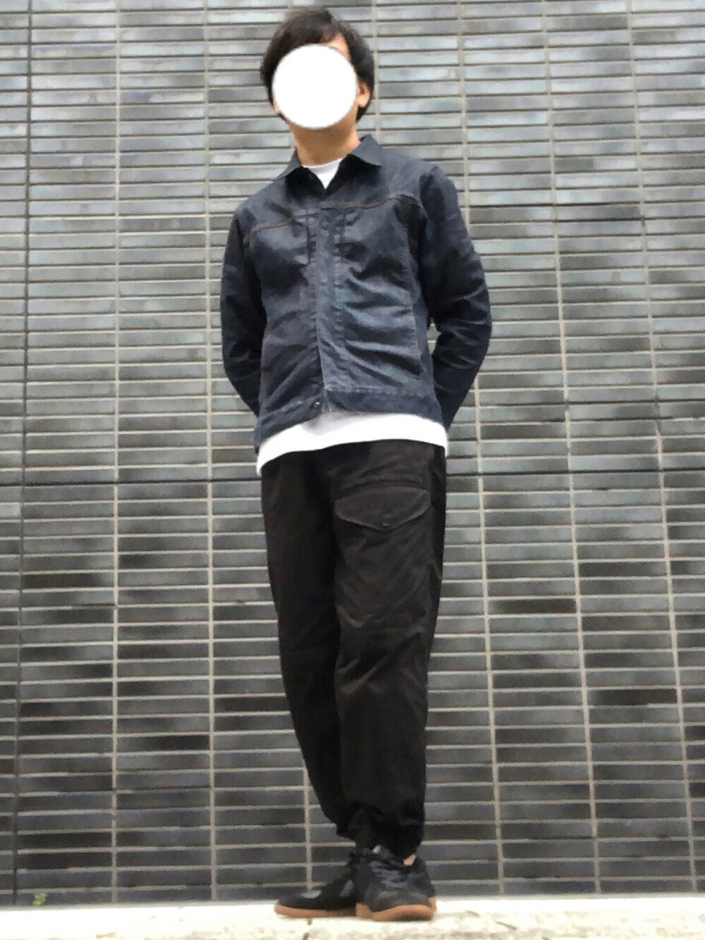 「ビッグシルエット、デニムジャケット、UNIQLO、レイヤードスタイル、カーゴパンツ、休日スタイル、プチプラ、古着MIX、きれいめカジュアル、シンプルコーデ、秋コーデ、スクエアバッグ、着回し抜群、UNIQLO U、秋服準備はじめました」｜「無印良品のアイテム（デニムジャケット、ブルー系）」を使った、たまにさん（メンズ・172cm）の秋コーディネートの1枚目の写真