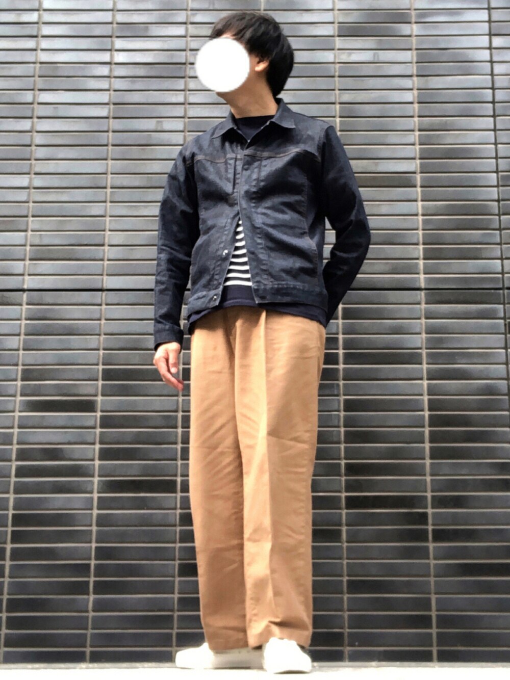 「ボーダー、チノパン、ベージュ、UNIQLO、スラックス、レイヤードスタイル、休日スタイル、ワイドパンツ、白スニーカー、プチプラ、きれいめカジュアル、シンプルコーデ、秋コーデ、UNIQLO×イネス、だから秋服が好き」｜「無印良品のアイテム（デニムジャケット、ブルー系）」を使った、たまにさん（メンズ・172cm）の秋コーディネートの1枚目の写真