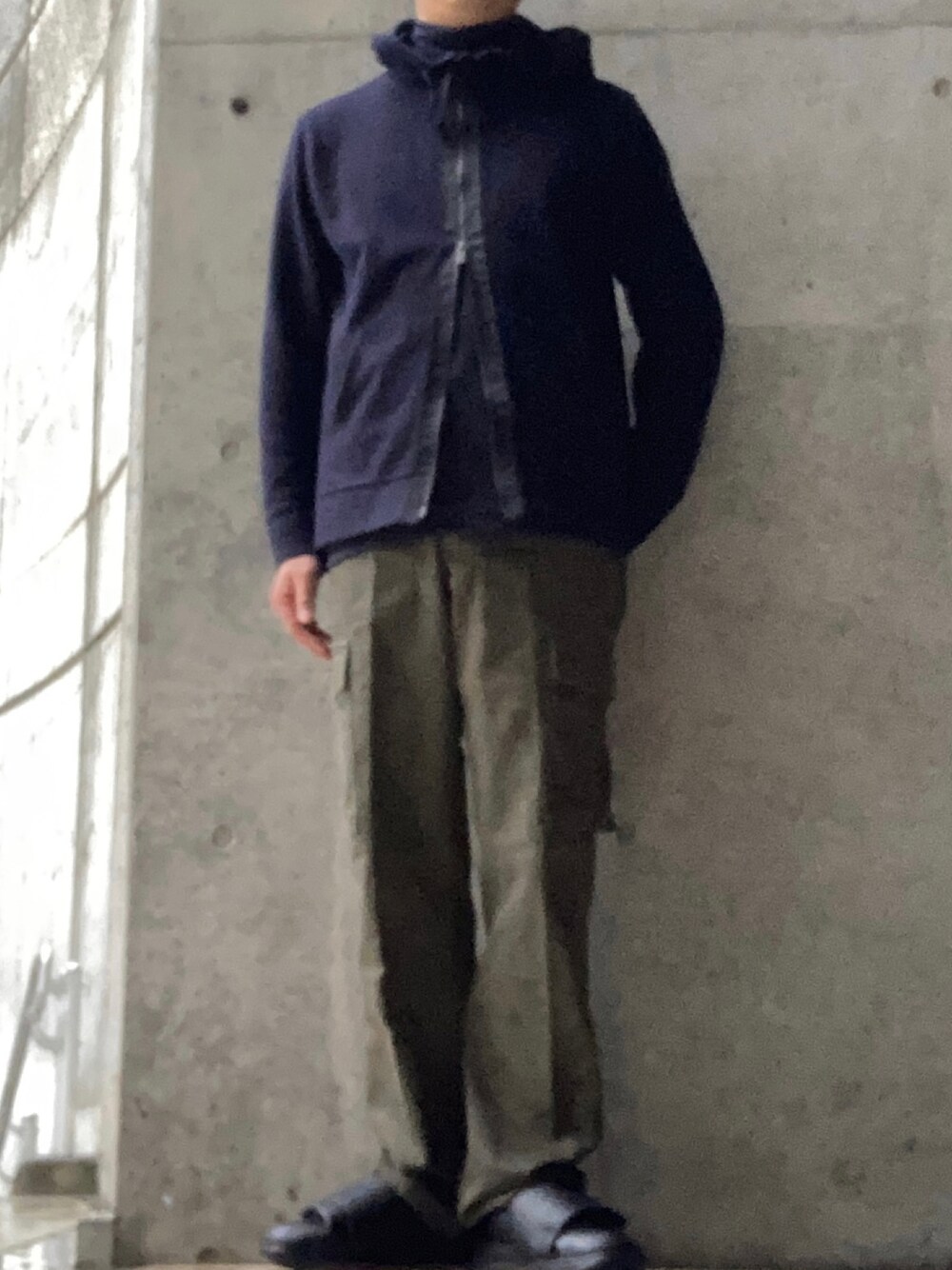 「カーゴパンツ、レイヤードスタイル、スニーカー、プチプラ、パーカー、タートルネック、冬コーデ、グリーン、私の推しブランド、UNIQLO、UNIQLO+J、きれいめカジュアル、ストリートMIX、シンプルコーデ、ミリタリーコーデ」｜「UNIQLOのアイテム（ニット/セーター、ブルー系）」を使った、たまにさん（メンズ・172cm）の冬コーディネートの1枚目の写真