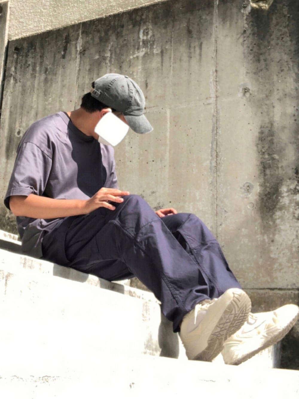 「夏だ！Tシャツ着よう！、白スニーカー、プチプラ、UNIQLO、UNIQLO+J、巾着バッグ、ウエストポーチ、カーゴパンツ、ビッグシルエット、シンプルコーデ、キャップ、秋服準備はじめました、秋トレンド2021、オーバーサイズ、ストリート」｜「newhattanのnewhattan キャップ（キャップ、グレー系）」を使った、たまにさん（メンズ・172cm）の夏コーディネートの1枚目の写真