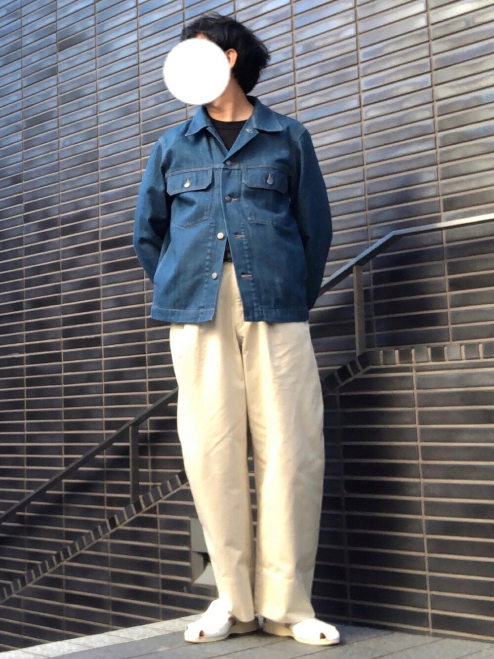 「デニムジャケット、カーゴパンツ、ワイドパンツ、プチプラ、タックイン、白パンツ、きれいめカジュアル、シンプルコーデ、グルカサンダル、秋コーデ、秋服準備はじめました、シンフルコーデ」｜「UNIQLOのアイテム（デニムジャケット、ブルー系）」を使った、たまにさん（メンズ・172cm）の秋コーディネートの1枚目の写真