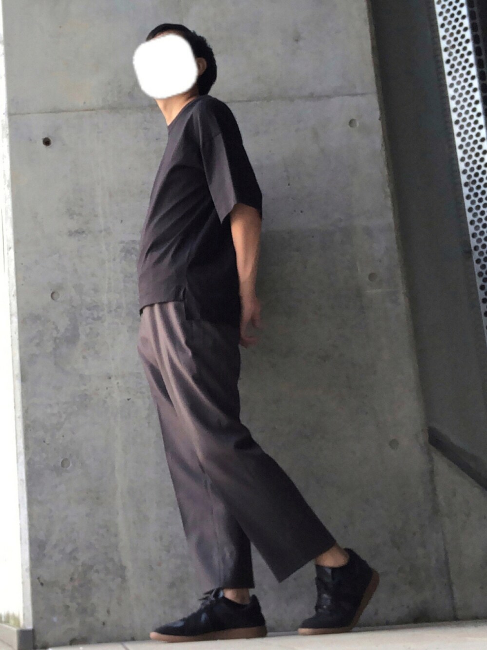 「チノパン、UNIQLO、スラックス、ワンマイルウェア、モノトーン、大人カジュアル、スニーカーコーデ、休日スタイル、プチプラ、モード、きれいめカジュアル、シンプルコーデ、UNIQLO+J、UNIQLO U、秋服準備はじめました」｜「UNIQLOのアイテム（Tシャツ/カットソー、ブラック系）」を使った、たまにさん（メンズ・172cm）の秋コーディネートの1枚目の写真