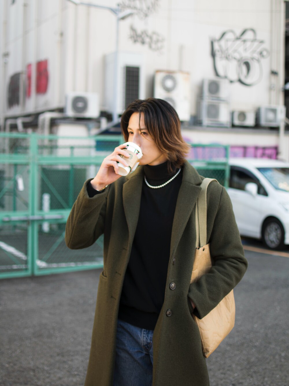 「お洒落さんとつながりたい、冬コーデ、ハイネック、コート、このバックお気に入り」｜「GAPのアイテム（ニット/セーター、ブラック系）」を使った、touya1221さん（メンズ・175cm）の冬コーディネートの1枚目の写真