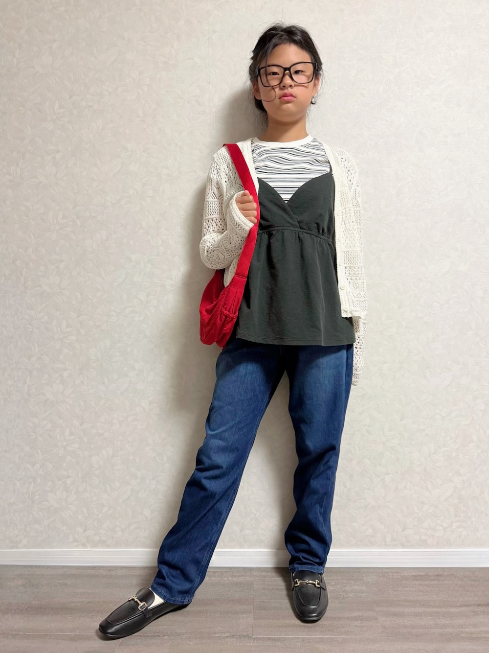 ホワイト系のTシャツ/カットソー、ブラック系のキャミソール、ホワイト系のカーディガン/ボレロを着用したキッズの秋コーディネートの1枚目の写真