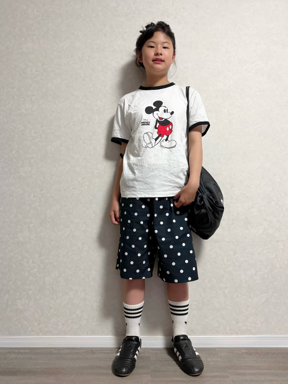 ブラック系のバックパック/リュック、ブラック系のその他パンツ、ブラック系のスニーカーを着用したキッズの春コーディネートの1枚目の写真