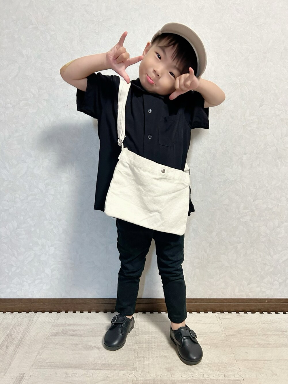 ブラック系のシャツ/ブラウス、ブラック系のその他パンツ、ホワイト系のショルダーバッグを着用したキッズの夏コーディネートの1枚目の写真