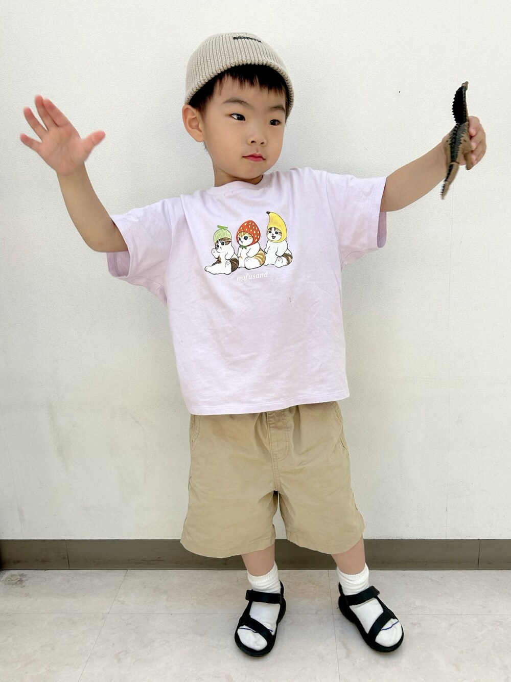 パープル系のTシャツ/カットソー、ベージュ系のチノパンツ、ブラック系のサンダルを着用したキッズの夏コーディネートの1枚目の写真