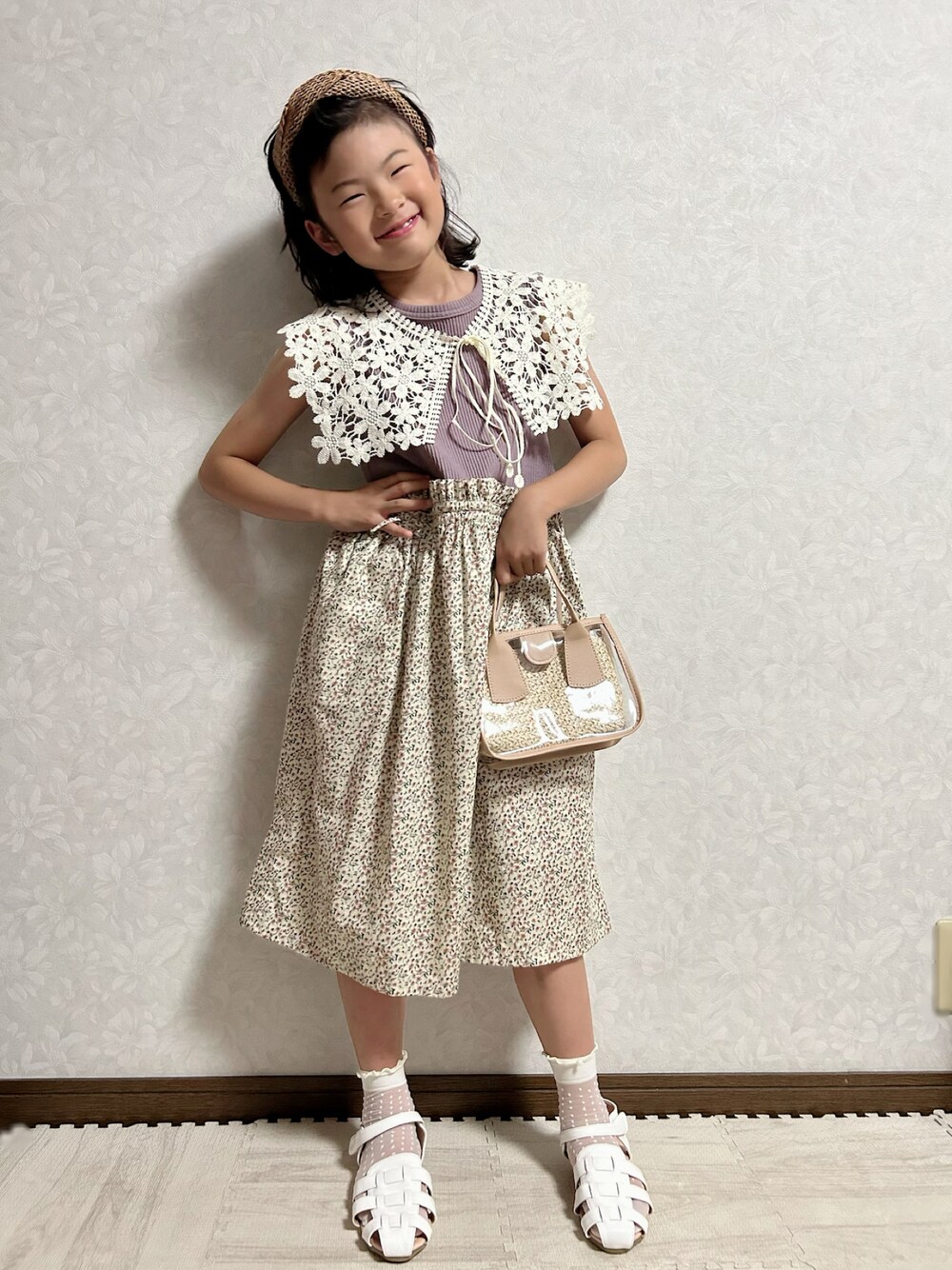 パープル系のワンピース、グリーン系のショルダーバッグ、ホワイト系のサンダルを着用したキッズの夏コーディネートの1枚目の写真