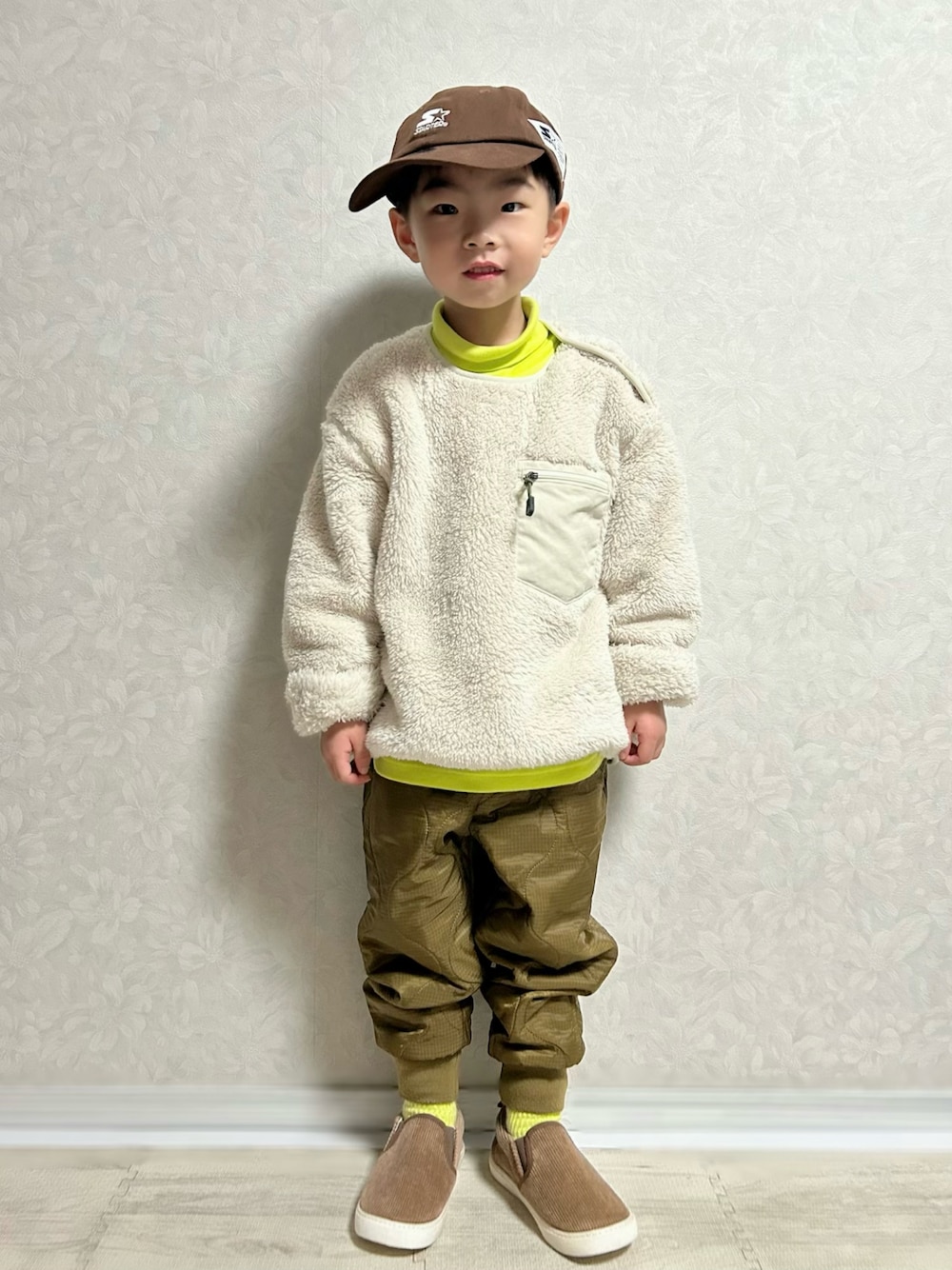 「真冬のあったかスタイル、冬コーデ、きれいめカジュアル、UNIQLO、キルティング、タートルネック、レイヤードスタイル、フリース、キャップ、シンプルコーデ、お出かけコーデ、チョコ色に染まれ、デートコーデ、古着MIX、スニーカー」｜「STARTERのSTARTER/スターター キッズ キャップ CAP  ST-LCPK02（キャップ、ブラウン系）」を使った、lenlen23さん（キッズ・100cm）の冬コーディネートの1枚目の写真