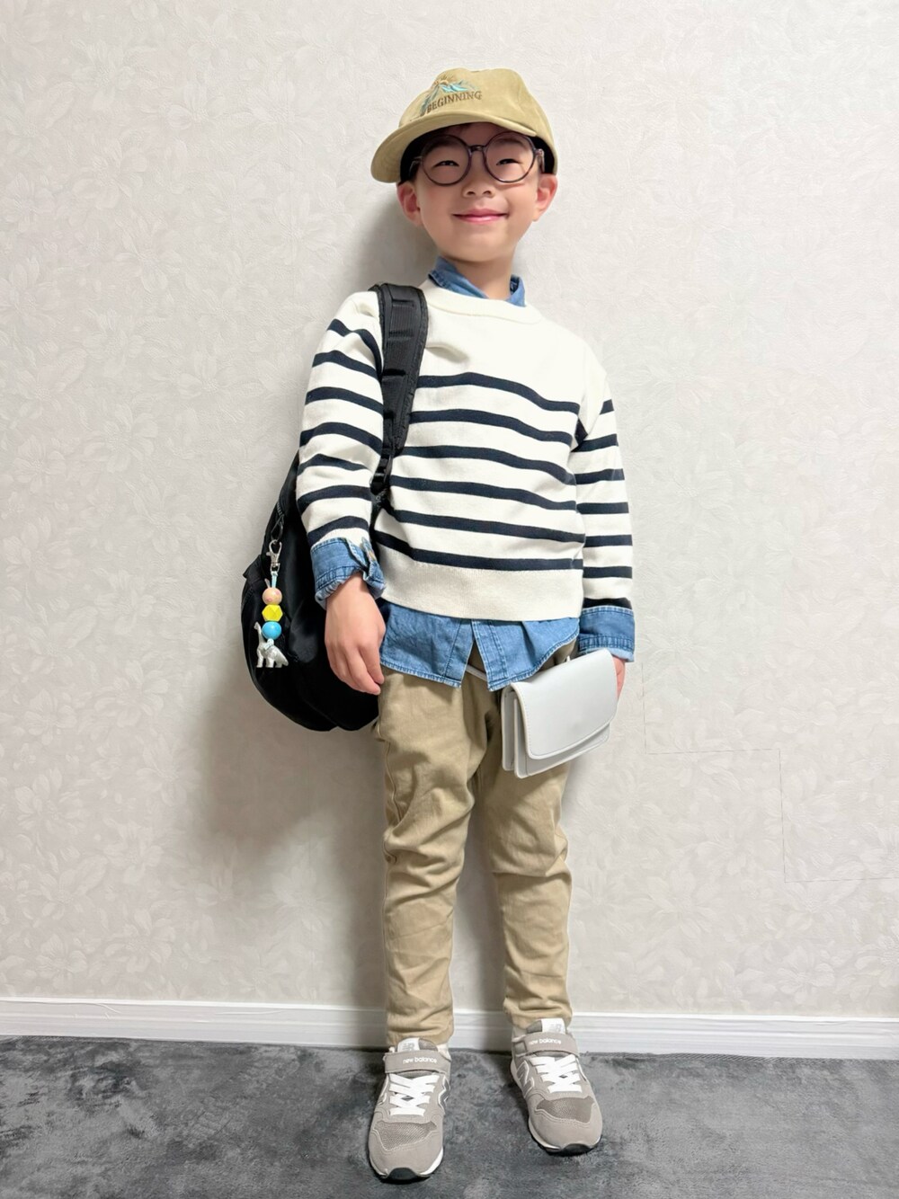 ベージュ系のその他パンツ、グレー系のスニーカー、ブラック系のバックパック/リュックを着用したキッズの冬コーディネートの1枚目の写真