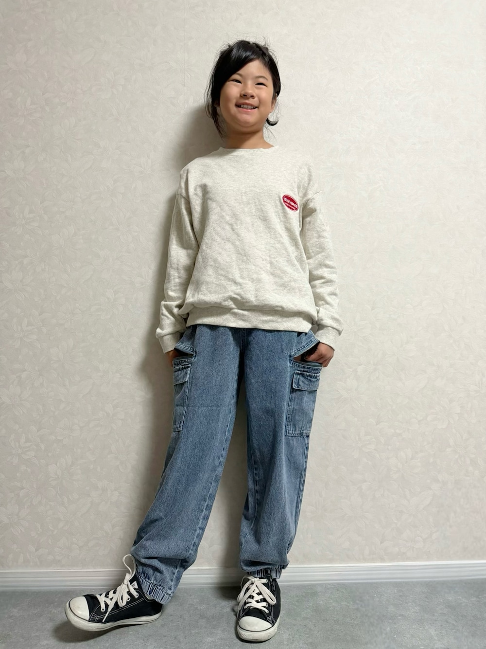 ブルー系のカーゴパンツ、ブラック系のスニーカー、グレー系のスウェットを着用したキッズの秋コーディネートの1枚目の写真