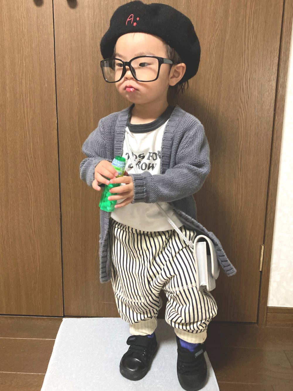 ホワイト系のTシャツ/カットソー、グレー系のカーディガン/ボレロ、ブルー系のその他パンツを着用したキッズの秋コーディネートの1枚目の写真