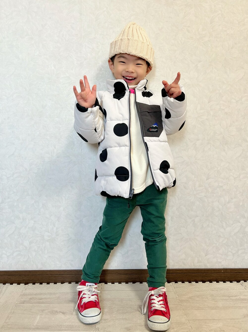 グレー系のブルゾン、ホワイト系のニット/セーター、その他のTシャツ/カットソーを着用したキッズの冬コーディネートの1枚目の写真