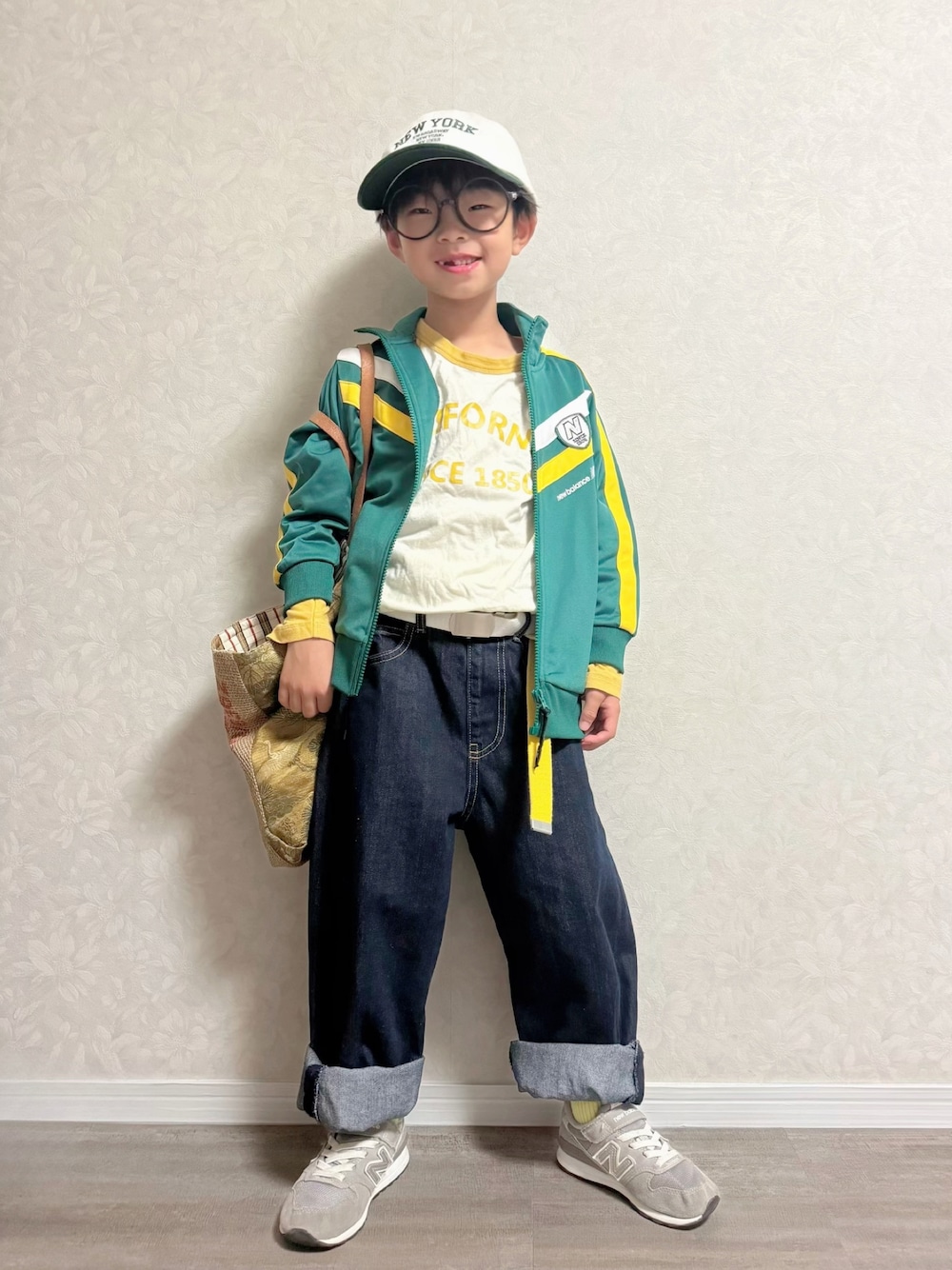 グレー系のスニーカー、イエロー系のTシャツ/カットソー、グリーン系のジャージを着用したキッズの秋コーディネートの1枚目の写真