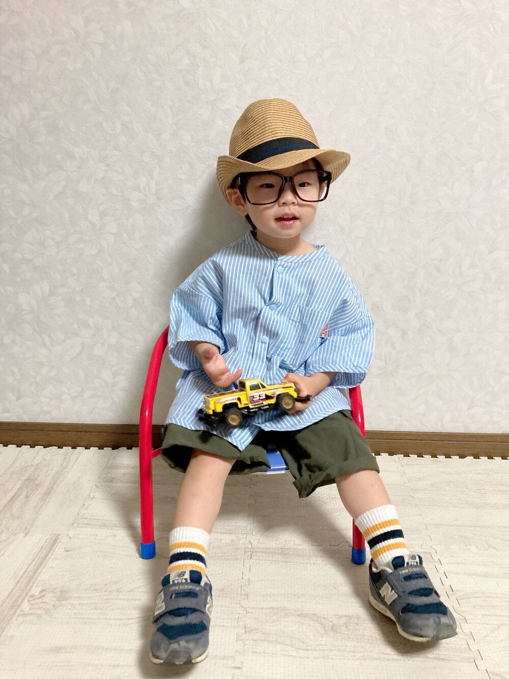 その他のシャツ/ブラウス、グリーン系のカーゴパンツ、ブルー系のスニーカーを着用したキッズの夏コーディネートの1枚目の写真
