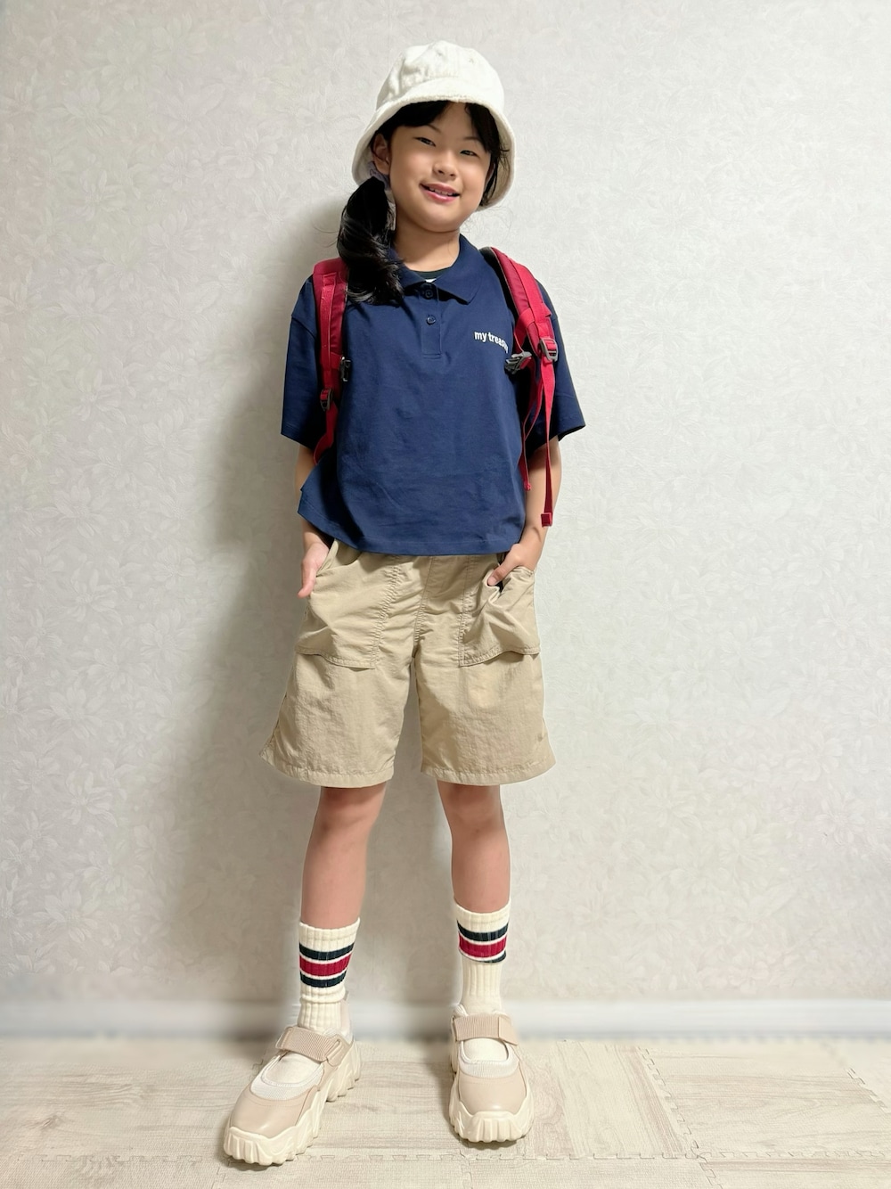 ベージュ系のその他シューズ、ブルー系のポロシャツ、ホワイト系のタンクトップを着用したキッズの夏コーディネートの1枚目の写真