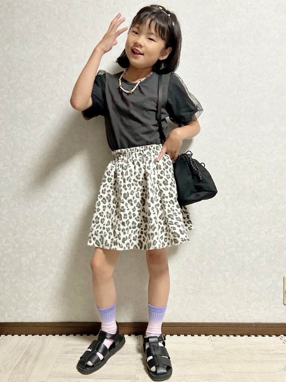 「モノトーン、夏コーデ、カジュアル、グルカサンダル、ショルダーバッグ、タックイン、カチューシャ、プチプラ、スカート、休日スタイル、お出かけコーデ、スウィーツ同盟会、レオパード、タイダイ柄、サンダル」｜「しまむらの3点ハナPLカチューシャ 中金 539円 no.330-2072（カチューシャ、ゴールド系）」を使った、lenlen23さん（キッズ・126cm）の夏コーディネートの1枚目の写真