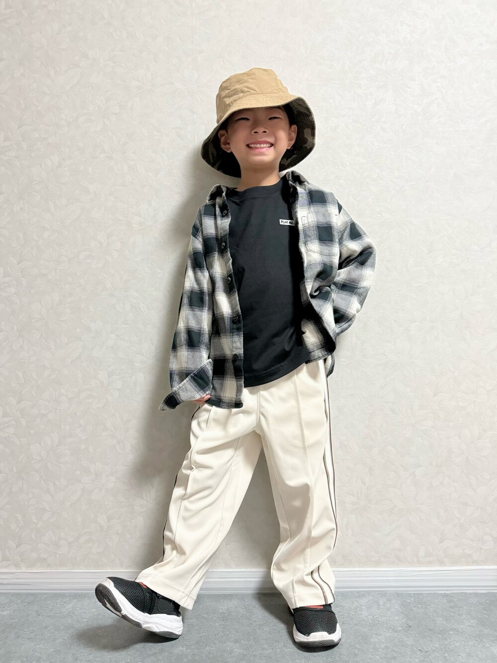 ブラック系のサンダル、ホワイト系のシャツ/ブラウス、ブラック系のTシャツ/カットソーを着用したキッズの秋コーディネートの1枚目の写真