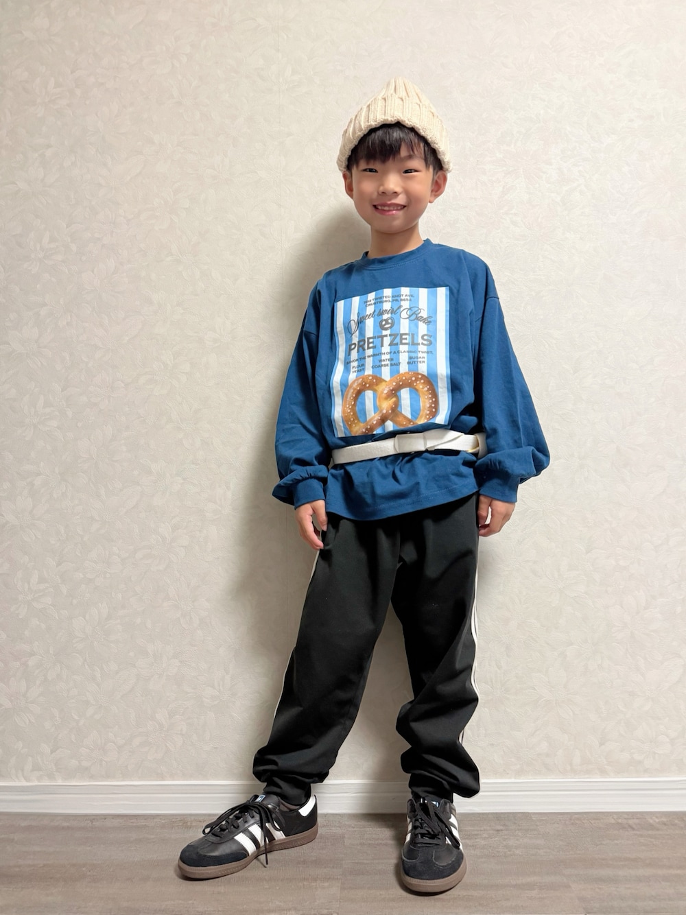 ブラック系のその他パンツ、ブラック系のスニーカー、ブルー系のTシャツ/カットソーを着用したキッズの秋コーディネートの1枚目の写真