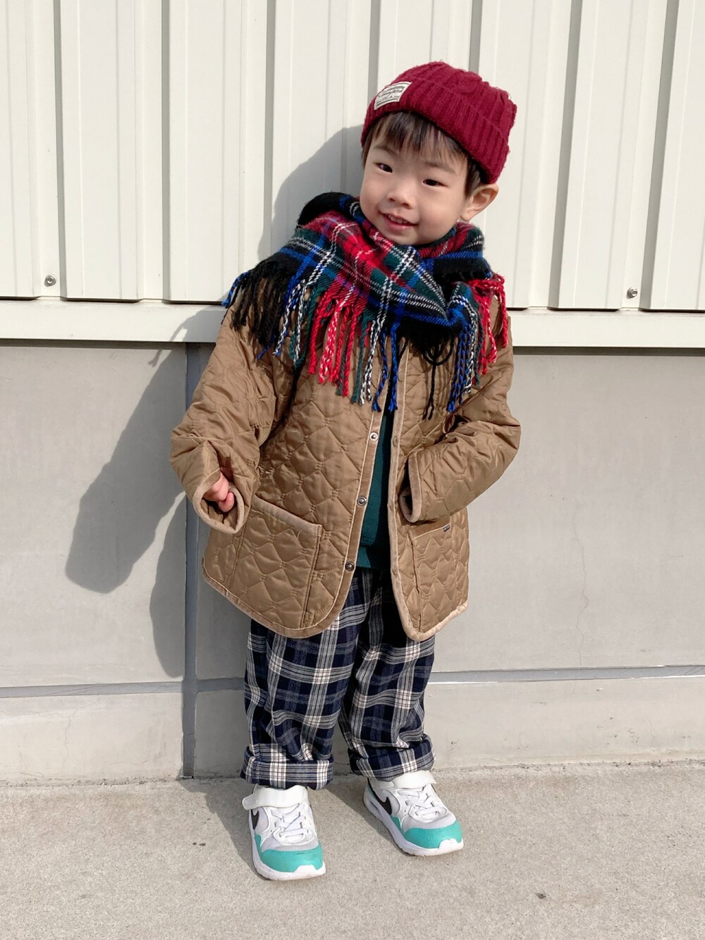グリーン系のブルゾン、グリーン系のスウェット、ブルー系のその他パンツを着用したキッズの冬コーディネートの1枚目の写真