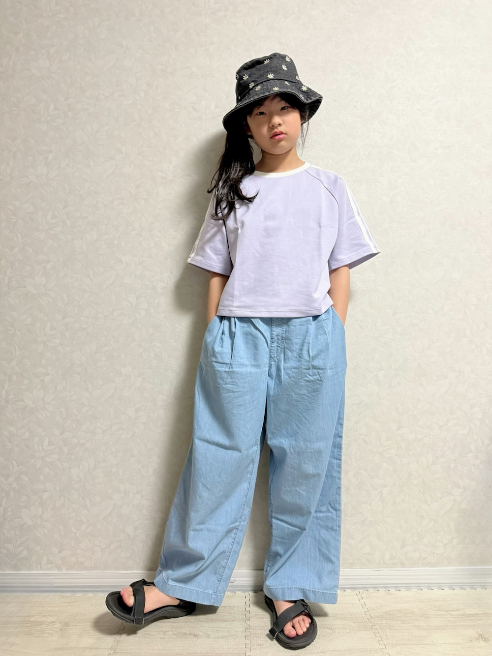 パープル系のTシャツ/カットソー、ブルー系のその他パンツ、ブラック系のサンダルを着用したキッズの春コーディネートの1枚目の写真