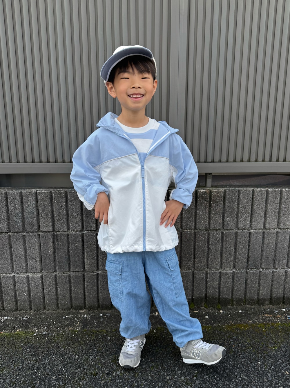 グリーン系のTシャツ/カットソー、ブルー系のナイロンジャケット、ブルー系のパンツを着用したキッズの春コーディネートの1枚目の写真