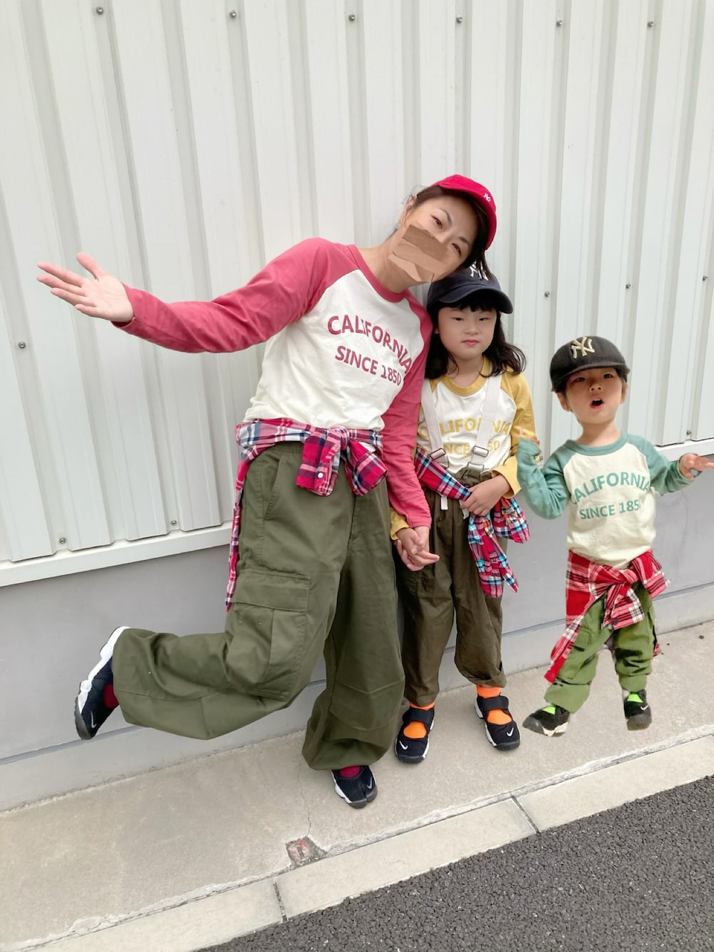 レッド系のTシャツ/カットソー、イエロー系のTシャツ/カットソー、グリーン系のTシャツ/カットソーを着用したキッズの秋コーディネートの1枚目の写真