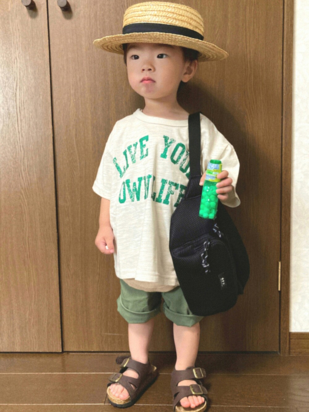 ベージュ系のタンクトップ、ベージュ系のTシャツ/カットソー、グリーン系のパンツを着用したキッズの夏コーディネートの1枚目の写真