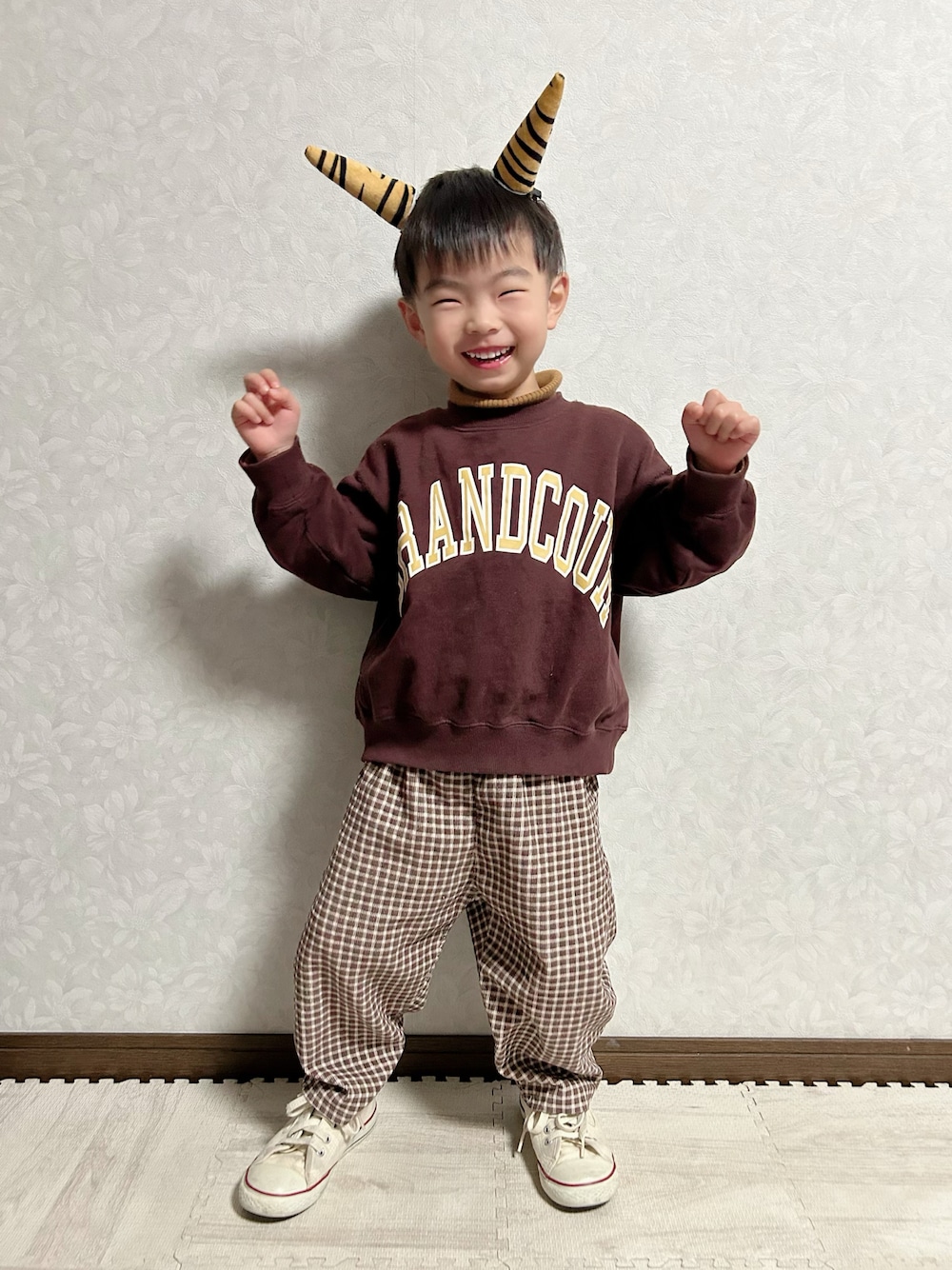 「節分、チョコ色に染まれ、デートコーデ、ブラウン、ブラウンコーデ、アポロブラザーズ&シスターズ2024、お出かけコーデ、冬コーデ、レイヤードスタイル、チェック、古着MIX、ニット帽、スニーカー、スウィーツ同盟会、pink男子部」｜「BREEZEのタートルニット 100cm（ニット/セーター、イエロー系）」を使った、lenlen23さん（キッズ・100cm）の冬コーディネートの1枚目の写真